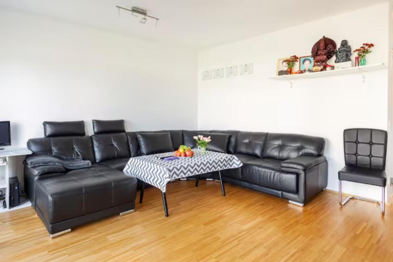 Beautiful Room With Balcony Direction To Messe Hannover Buitenkant foto